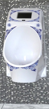 Impressie waterloos urinoir met media speler en Delfts Blauw print